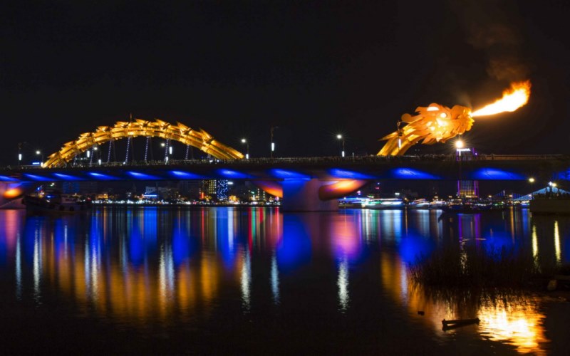 Hình ảnh Cầu Rồng phun lửa trên sông Hàn 