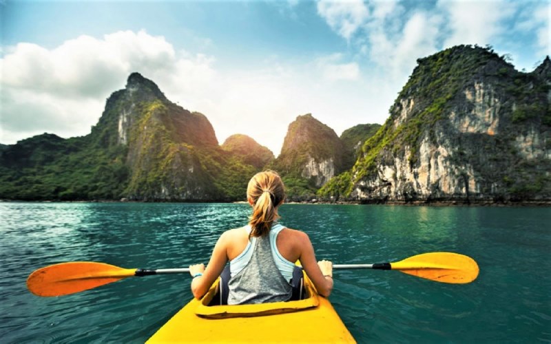 Chèo thuyền Kayak ngắm nhìn khung cảnh thiên nhiên.