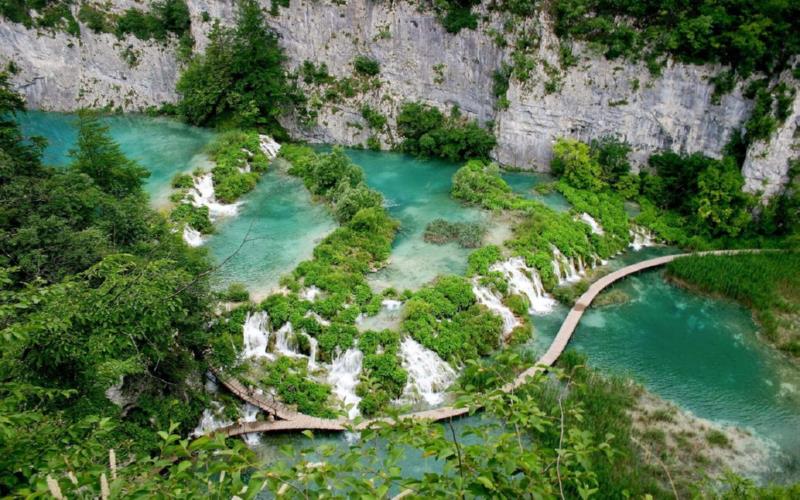 Đắm mình vào thiên nhiên hùng vĩ tại Vườn quốc gia Plitvice.