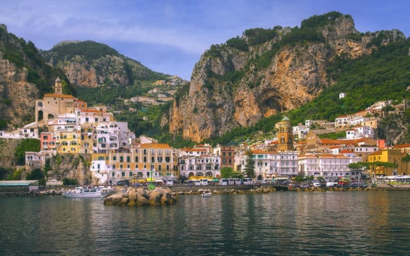 Bờ biển Amalfi sặc sỡ sắc màu.