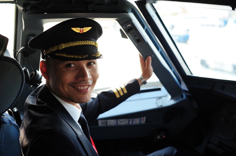 Đồng phục phi công Vietjet Air là biểu tượng của sự tôn trọng và lịch sự đối với khách hàng.