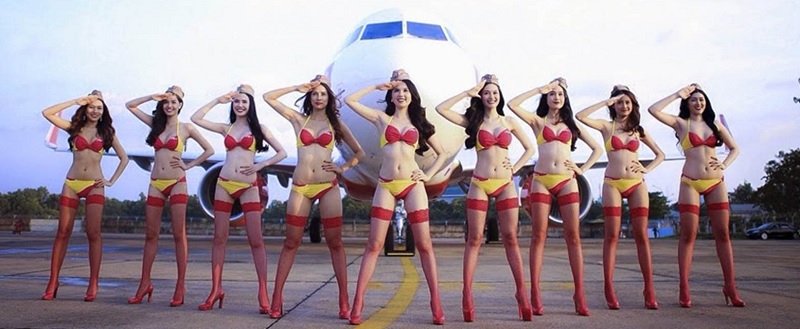 Sau lùm xum vài năm trước về việc quảng cáo bằng tiếp viên hàng không đồ tắm, VJ tiếp tục bị lên án vì hành động tiếp đón ĐT U23 Việt Nam về nước bằng chuyến bay "Bikini".