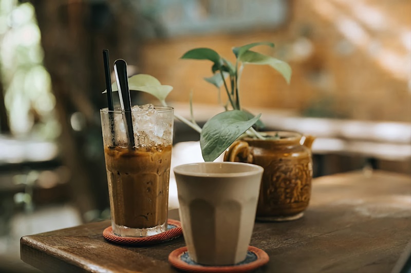 Lão Hạc Quán - không gian cafe vỉa hè quận 1 kết hợp độc đáo.