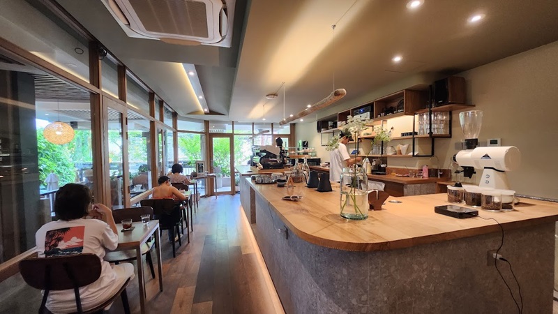 Slow Coffee ở Huỳnh Tịnh Của là quán cafe máy lạnh quận 3 có không gian đẹp và mát mẻ.
