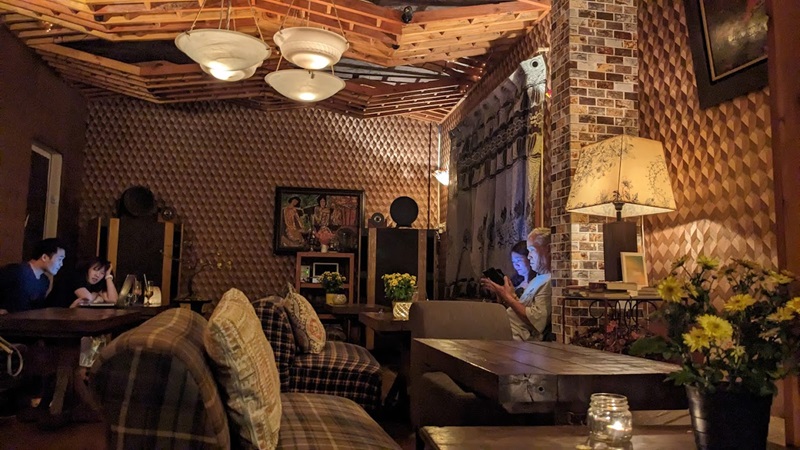 Vintage - Cafe quận 3 yên tĩnh với không gian phong cách cổ điển, huyền bí.