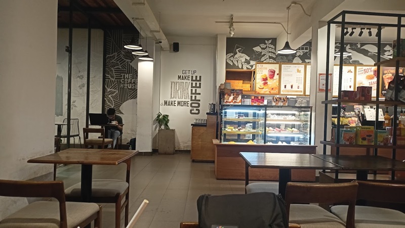 The Coffee House - quán cafe sách quận 3 nổi tiếng nằm trên đường Ngô Thời Nhiệm.