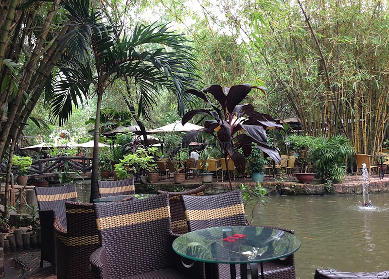 Thủy Trúc - Cafe sân vườn Bình Thạnh có khuôn viên rộng rãi, thoáng mát.