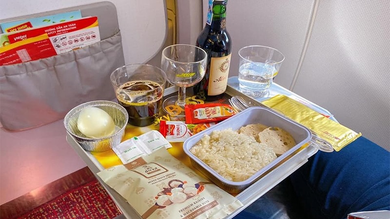 Thực đơn đồ ăn trên máy bay Vietjet có nhiều món không?