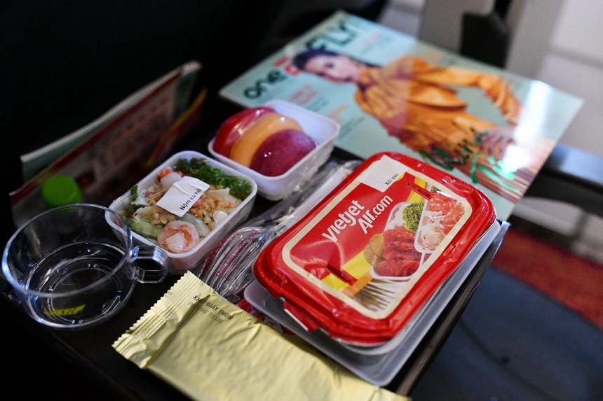 Menu đồ ăn trên máy bay Vietjet có ngon không, giá ra sao?.