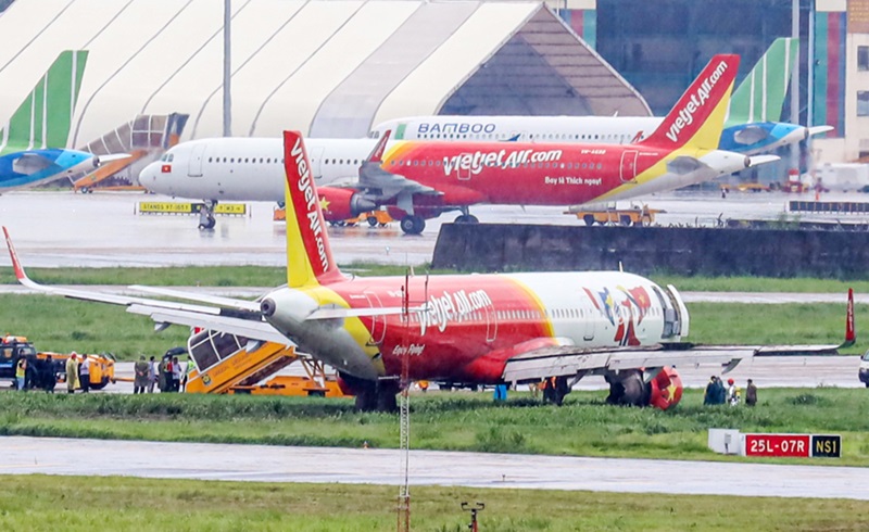 Vụ máy bay Vietjet tai nạn trượt khỏi đường băng tại Tân Sơn Nhất.