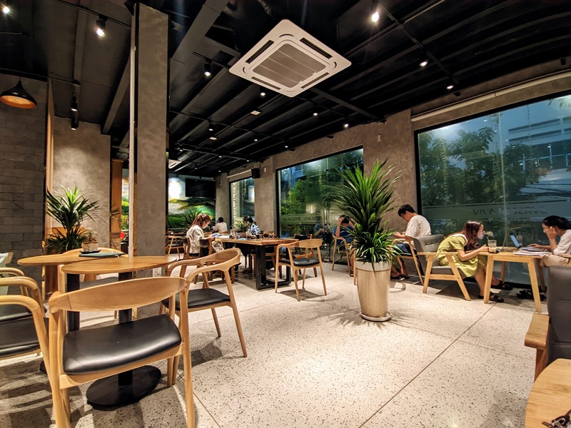 Bits - Cafe 24h quận 10 nằm tại 28 Trần Thiện Chánh.