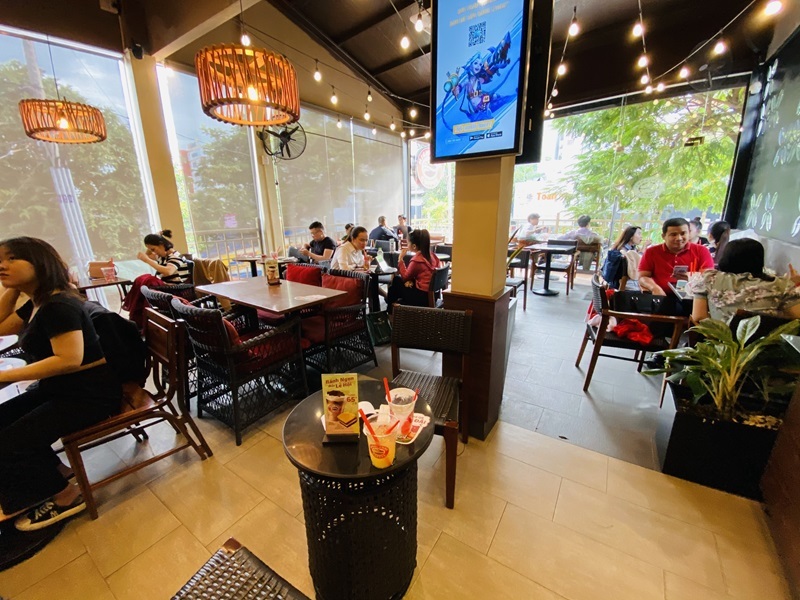Quán Cafe Highlands Phú Nhuận trên đường Lê Văn Sỹ.