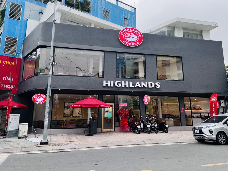 Chi nhánh cafe Highlands quận 5 nằm trên đường Hùng Vương.