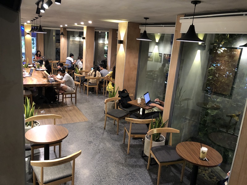 Quán cafe làm việc Phú Nhuận - The Coffee House trên đường Hoa Sứ.