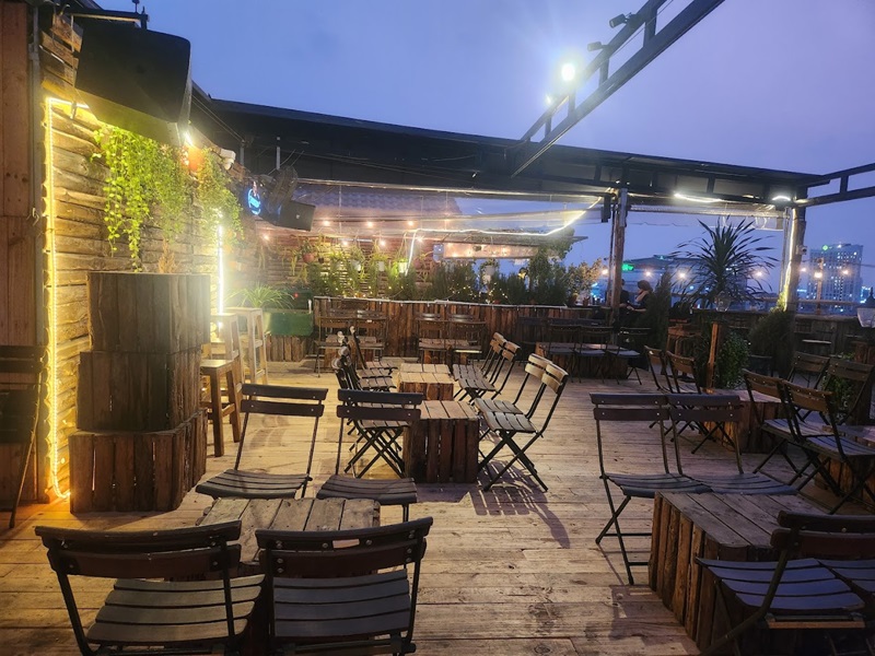 Ráng Chiều - Không gian cafe rooftop Phú Nhuận thoáng mát.
