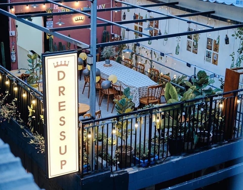 DressUp Coffee and Pub - Không gian cafe rooftop quận 10 thoáng mát.