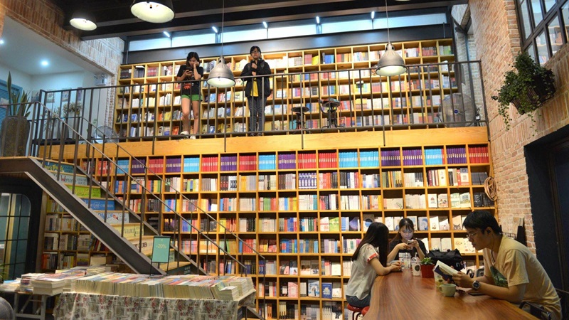 Nhã Nam là quán cafe sách Bình Thạnh như một thư viện thu nhỏ kết hợp với quán cafe.