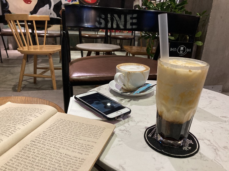 Đen Đá Coffee - Không gian cafe sách Phú Nhuận.