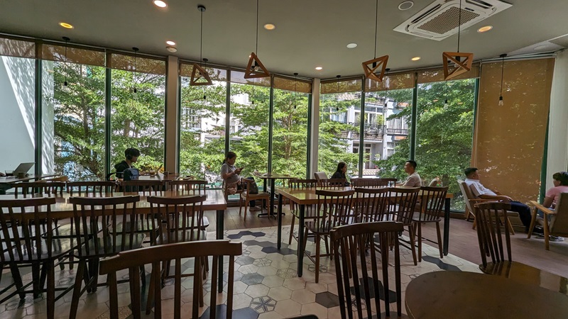 Lafam - Tận hưởng đồ uống ngon tại quán cafe view đẹp Phú Nhuận.