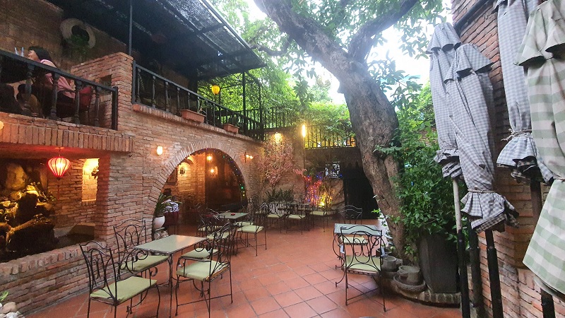 Cõi Xưa là quán cafe sân vườn quận Tân Bình tái hiện nét xưa cũ của Việt Nam.