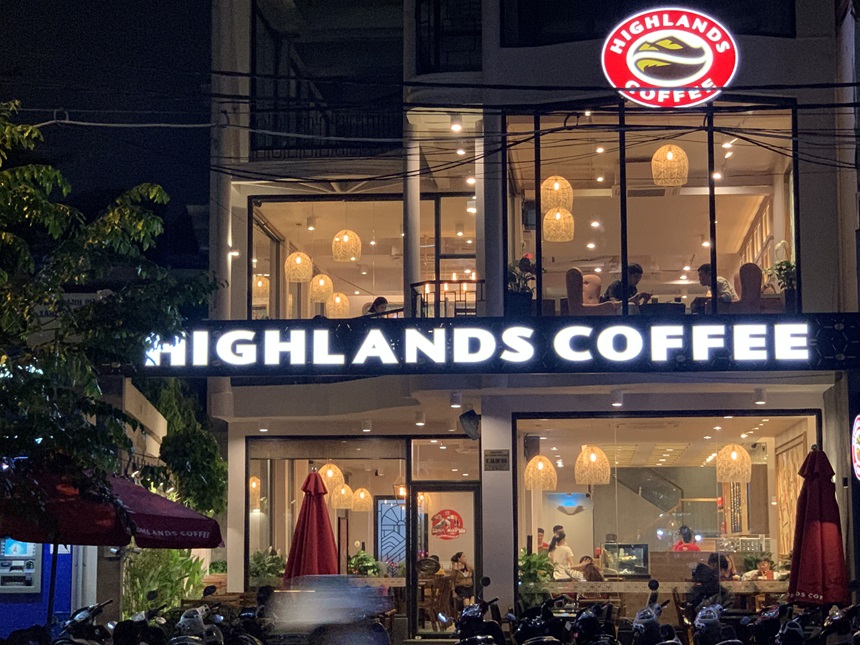 Những chi nhánh Highlands Coffee quận 11 rộng rãi, mát mẻ.