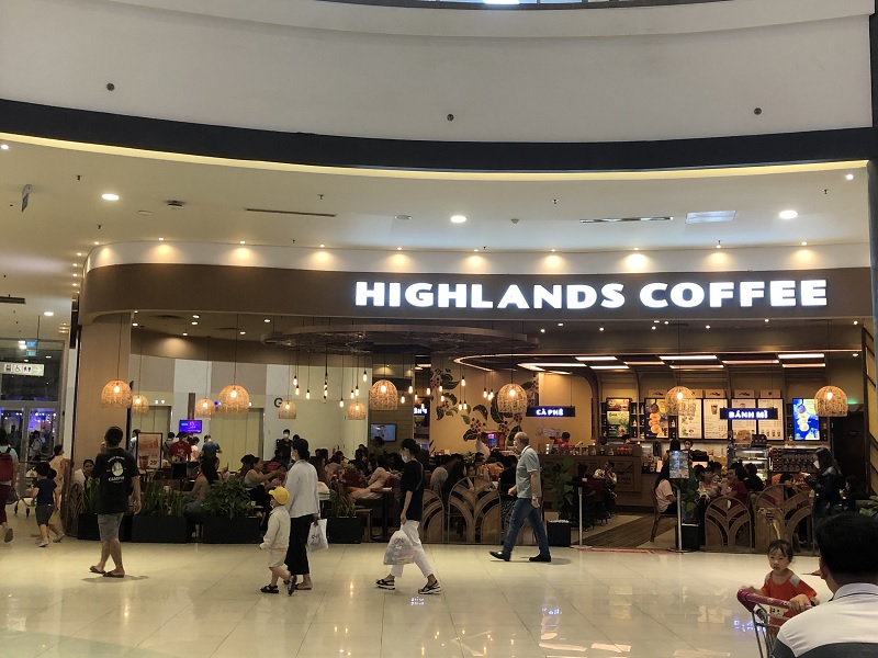 Highlands Coffee Tân Phú bên trong Aeon Mall.