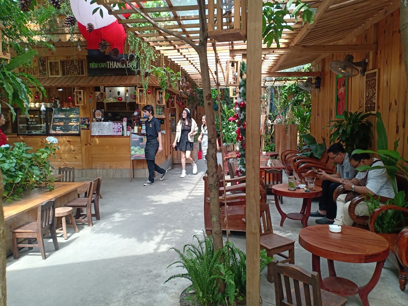 Tiệm Cafe Tháng Bảy - Địa chỉ cà phê sân vườn đẹp Tân Phú.