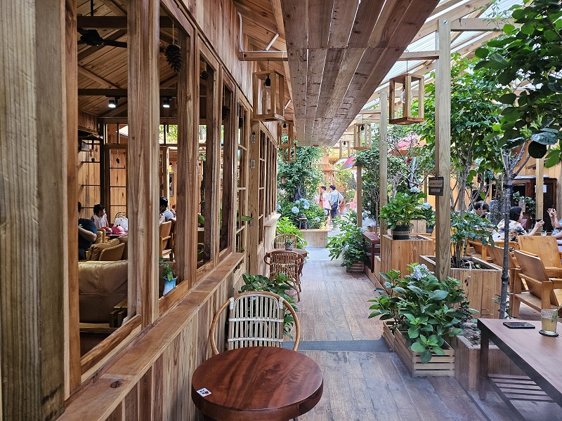 Tháng Bảy - Quán cafe đẹp ở Tân Phú có không gian sân vườn.