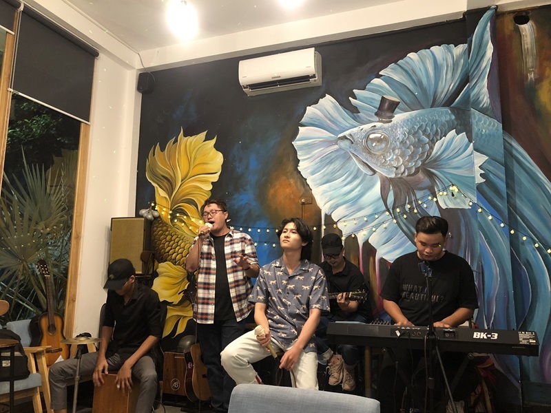 De Rola - Địa chỉ cafe hát với nhau quận Tân Phú không gian trẻ trung.